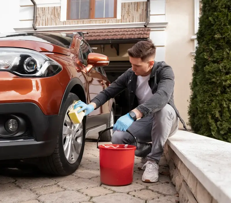 Lavage auto à domicile Labastide-Castel-Amouroux : professionnel intervenant sur un véhicule